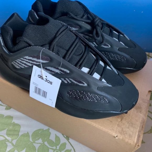 Yeezy 700 v3 main image 9